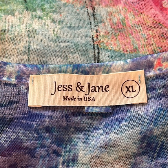 Jess & Jane Size XL Artsy Multi-colored V-neck Top - Picture 5 of 10